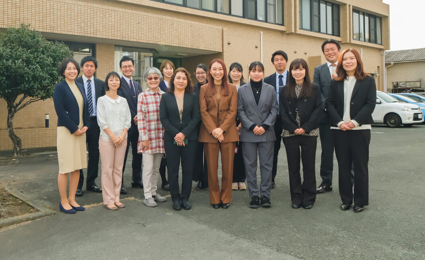 ベトナムトレーディングのスタッフ集合写真とオフィス外観